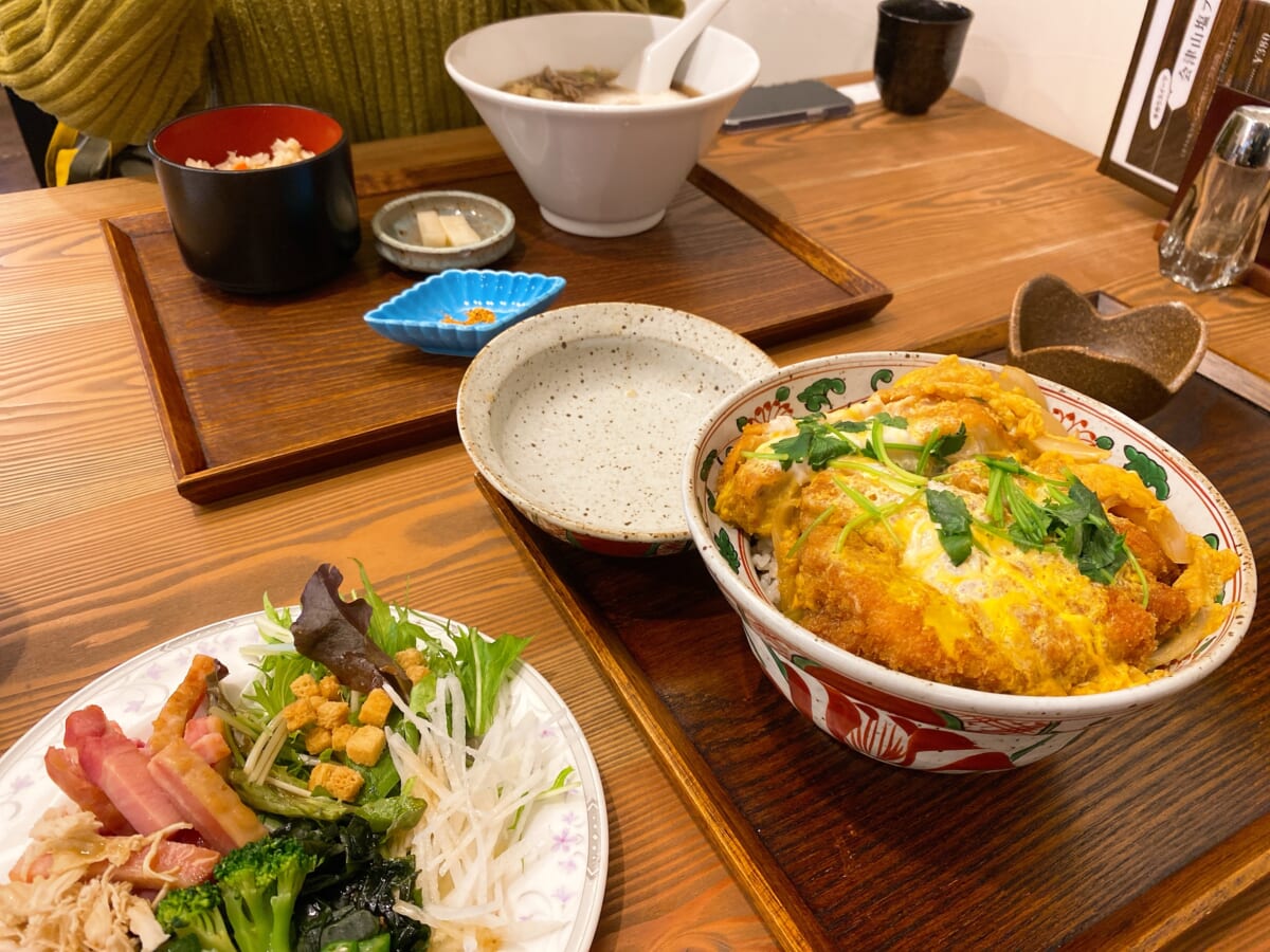 デッコラ 日替わり定食と煮込みカツ丼