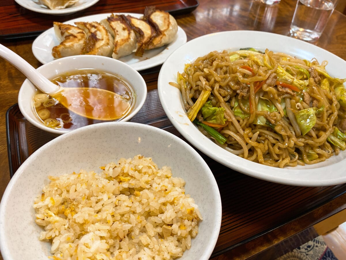 南京飯店 中央店 餃子、焼きそば、半チャーハン