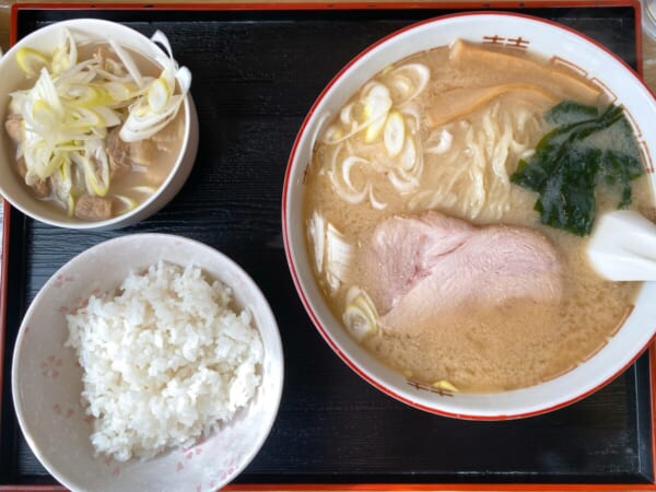 関さんラーメン Cセット 900円 味噌ラーメン + 半々ライス + ミニモツ煮込み 