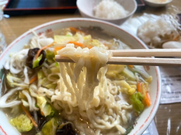 関さんラーメン 塩タンメン 麺リフトアップ