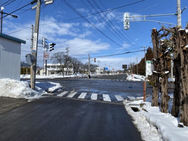 やまきち食堂 看板のある十字路