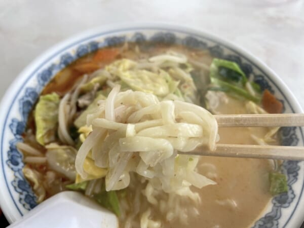 やまきち食堂 みそラーメン 麺リフトアップ