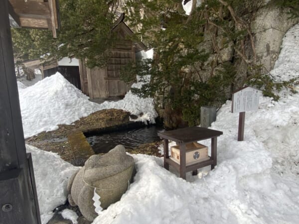 土津神社 雪景色 奔雷瀑(ほんらいばく)、蛙石(かえるいし)
