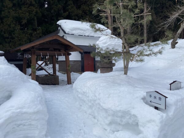 土津神社 雪景色 手水舎