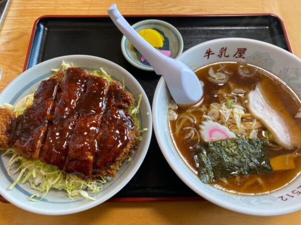 牛乳屋食堂 Aセット 1,350円(半ラーメンと一人前のソースカツ丼)