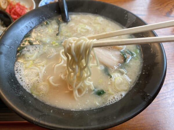 らーめん あおやま とんこつらーめん 麺リフトアップ