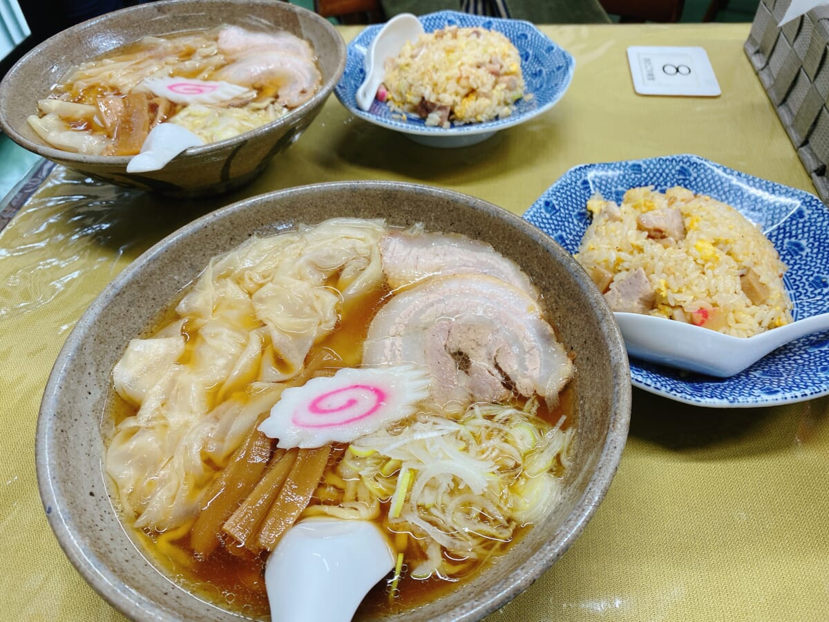 あたごや　手打ちワンタン麺とセット チャーハン