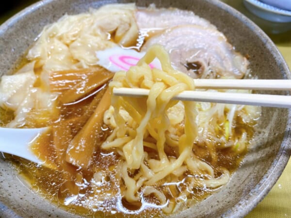 あたごや　手打ちワンタン麺の麺 リフトアップ