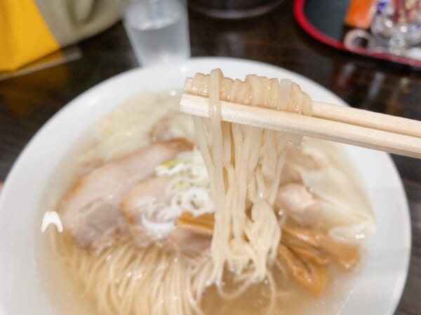うえんで 会津山塩とホタテのワンタン麺 麺リフトアップ