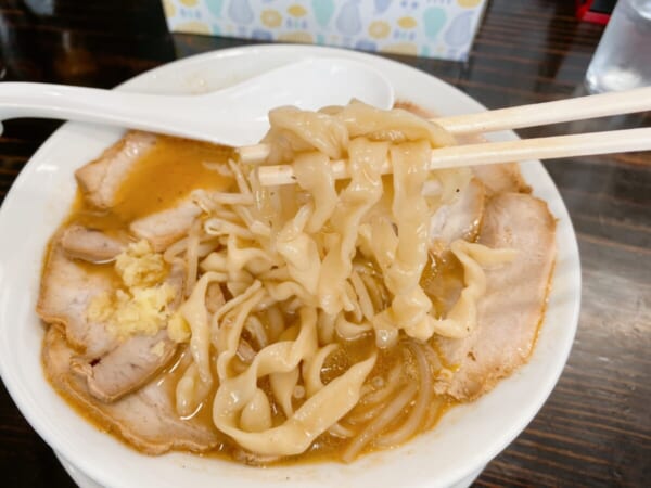 うえんで 味噌チャーシュー麺 麺リフトアップ 極太ちぢれ麺