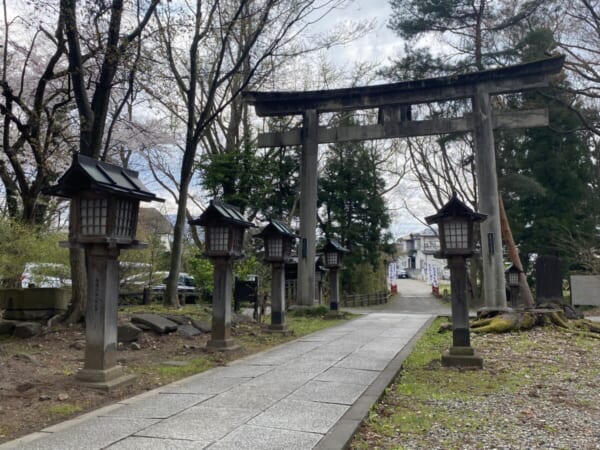 蚕養国神社 石の大鳥居