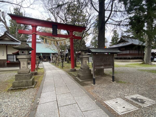 蚕養国神社 朱大鳥居(赤い大鳥居)