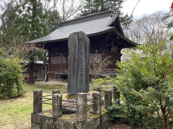 蚕養国神社 照宮御誕生記念碑、神楽殿