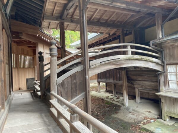 蚕養国神社 拝殿と神饌所(しんせんしょ)の通路