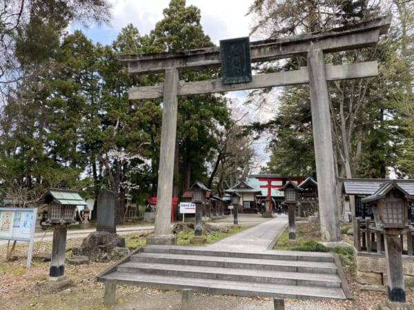 蚕養国神社 石の大鳥居