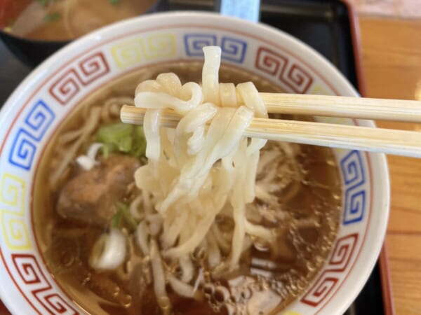 麺麺亭 そば御膳 地鶏半ラーメン 麺リフトアップ