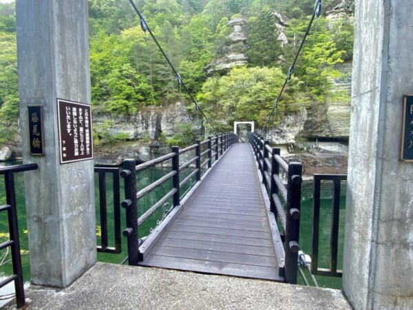 塔のへつり 大つり橋