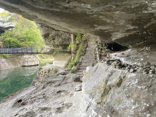 塔のへつり 舞台岩を登る階段