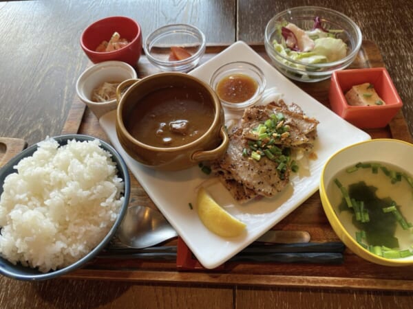 下町情熱食堂 焼オヤジ 国産豚バラ焼き + チキンカレー