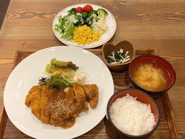 デッコラ 味噌カツ定食+サラダバー