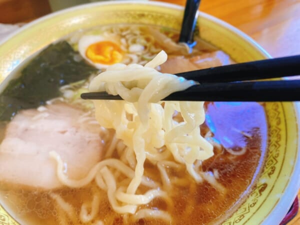 一風亭 醤油ラーメン 麺リフトアップ