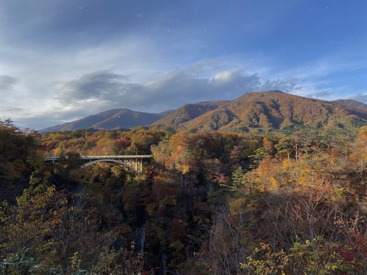 紅葉の鳴子峡と銀山温泉散策 バスツアー