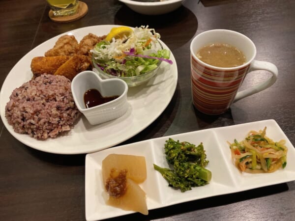 アングラ 鉄板焼き マギー 鶏の唐揚げ＆豚キムチカツのプレート