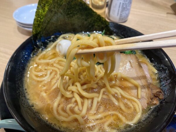 横浜家系ラーメン 創心家 中太特注ストレート麺