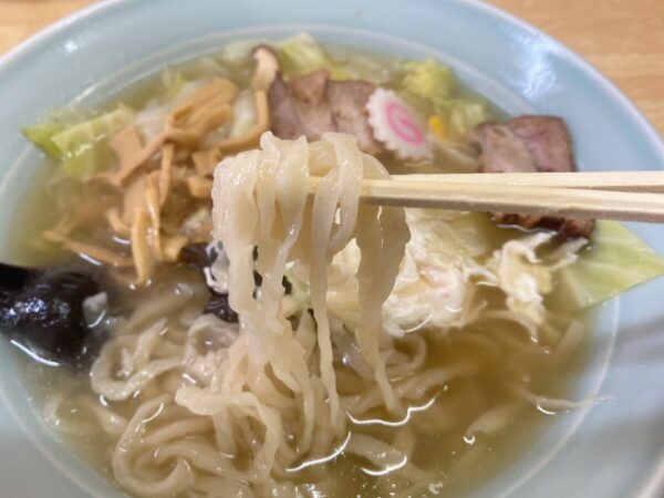 手打ちラーメン いさみ 手打ち五目ラーメン 麺のリフトアップ