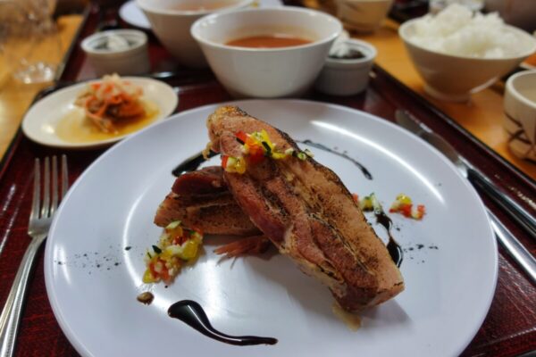 尾瀬小屋 夕食 豚肉コンフィ